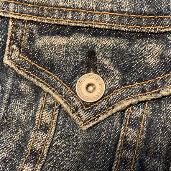 Gap women’s denim jacket. Like new! - Picture 3 of 5